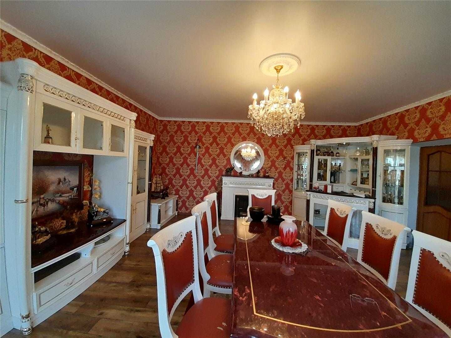 Продам 3 этажный особняк на 9а мкр