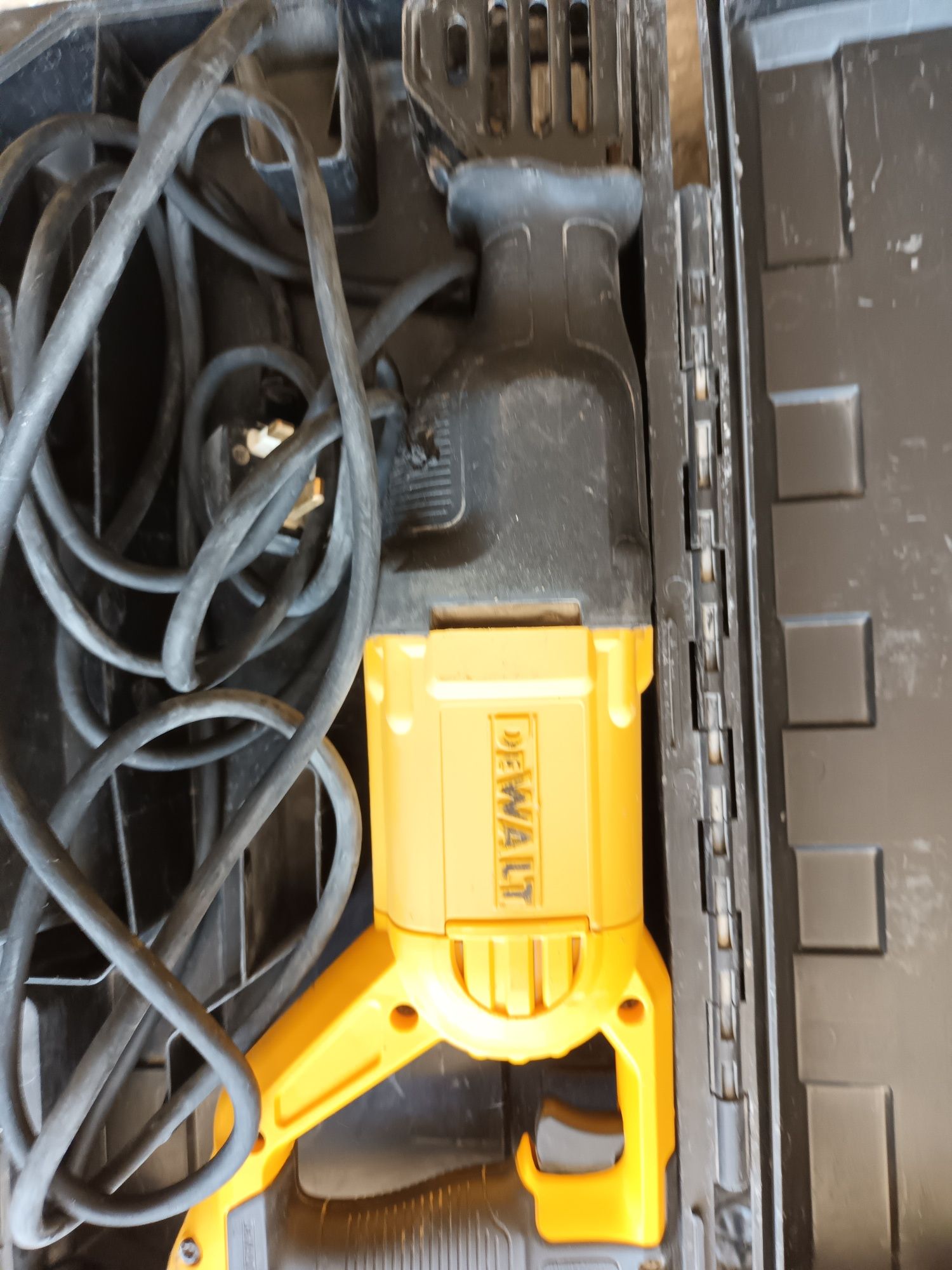 Саблен трион Dewalt DWE305