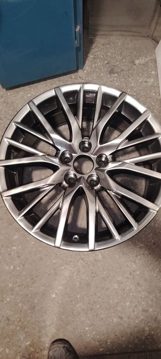Продам комплект дисков r18 в отличном состоянии свежий покрась
