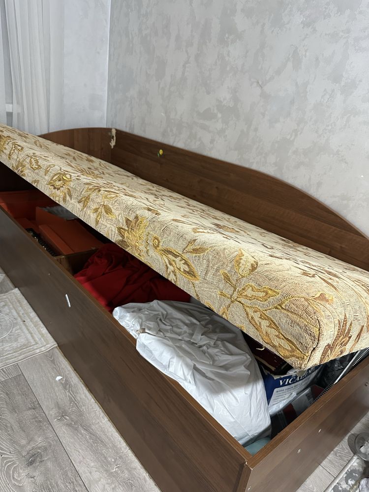 Кровать со встроенным матрацем