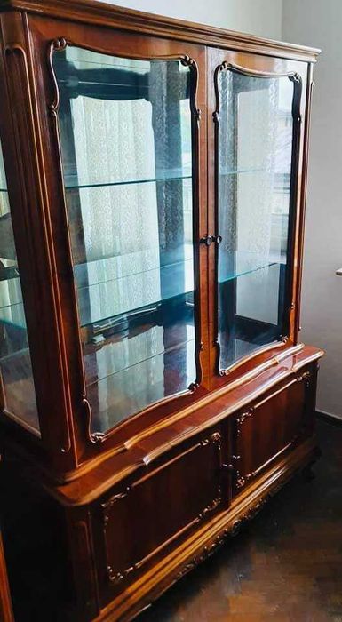 Vitrina lemn nuc Madrigal anii 80