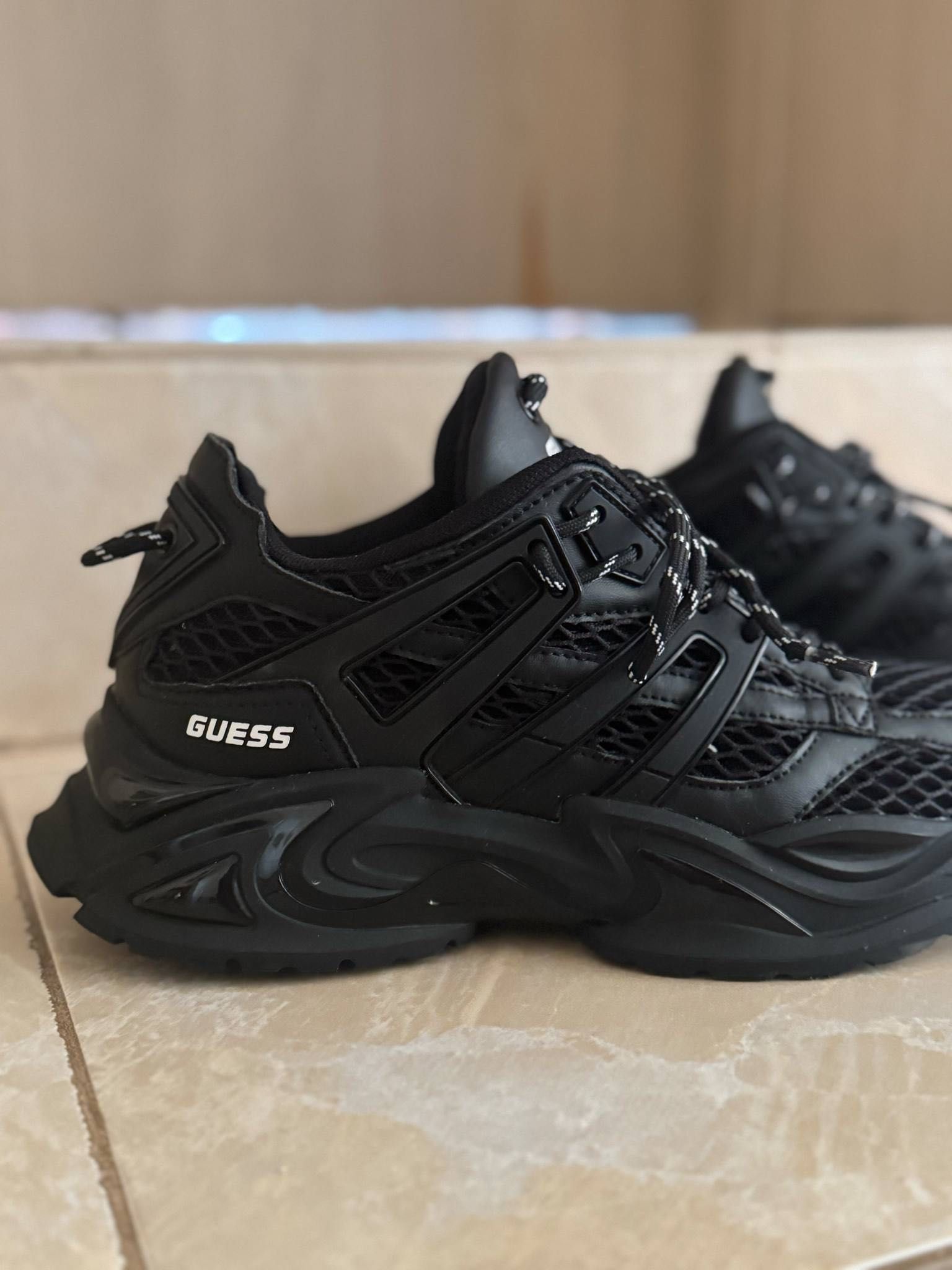 Нови обувки Guess