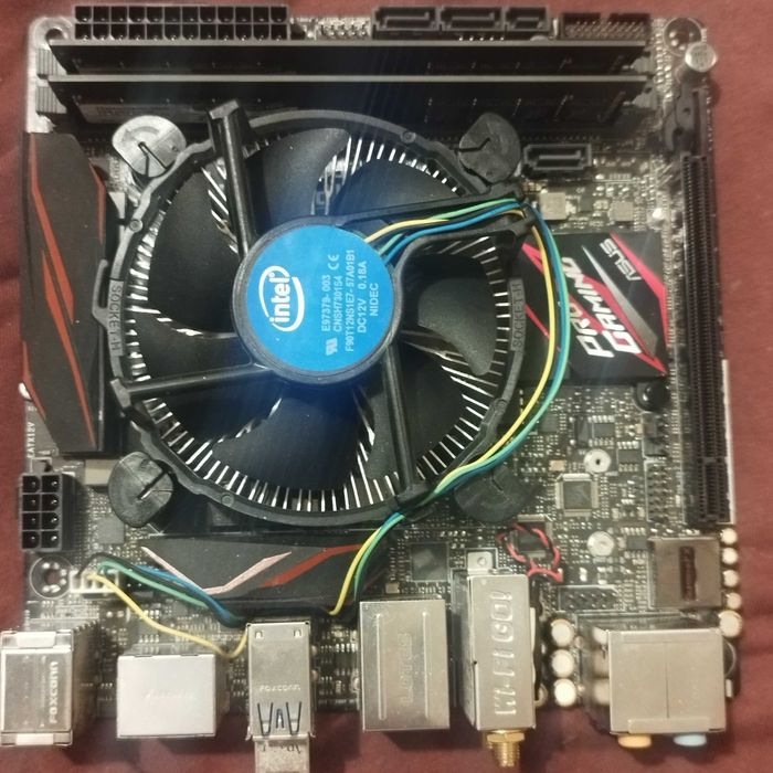 Продавам дънна платка  ASUS  Z170I PRO GAMING ,8 GB DDR4,250GB SSD M.2