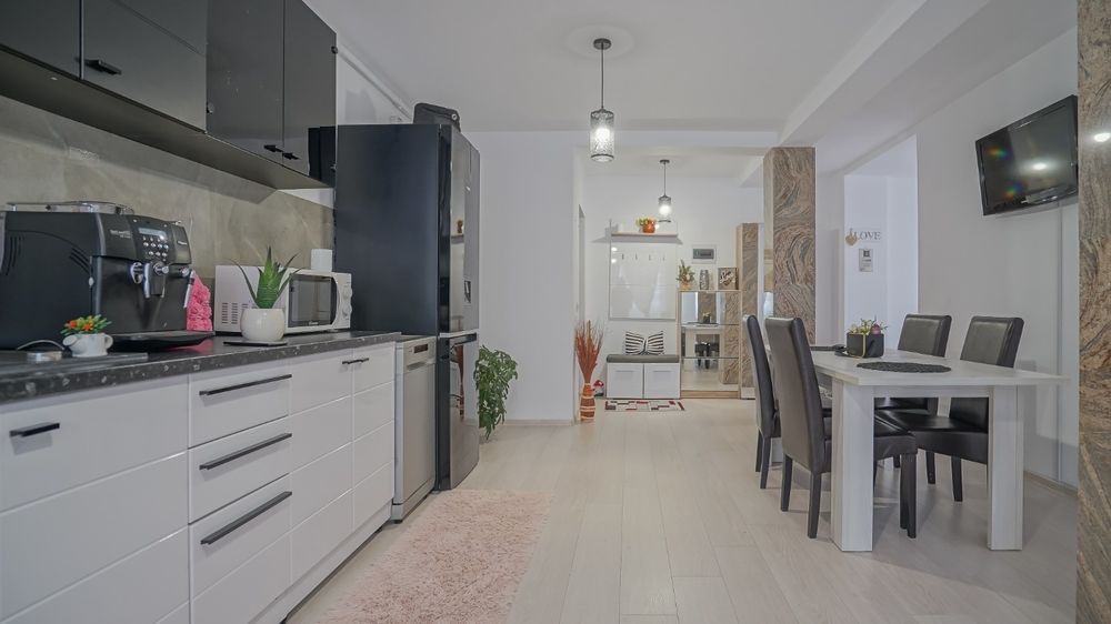 Vând/schimb apartament cu 2intrari separate de 163mp utili în zona Cor