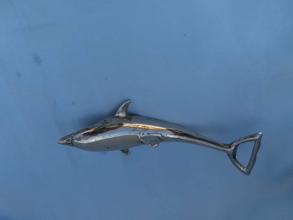 Посребрена отварачка делфин