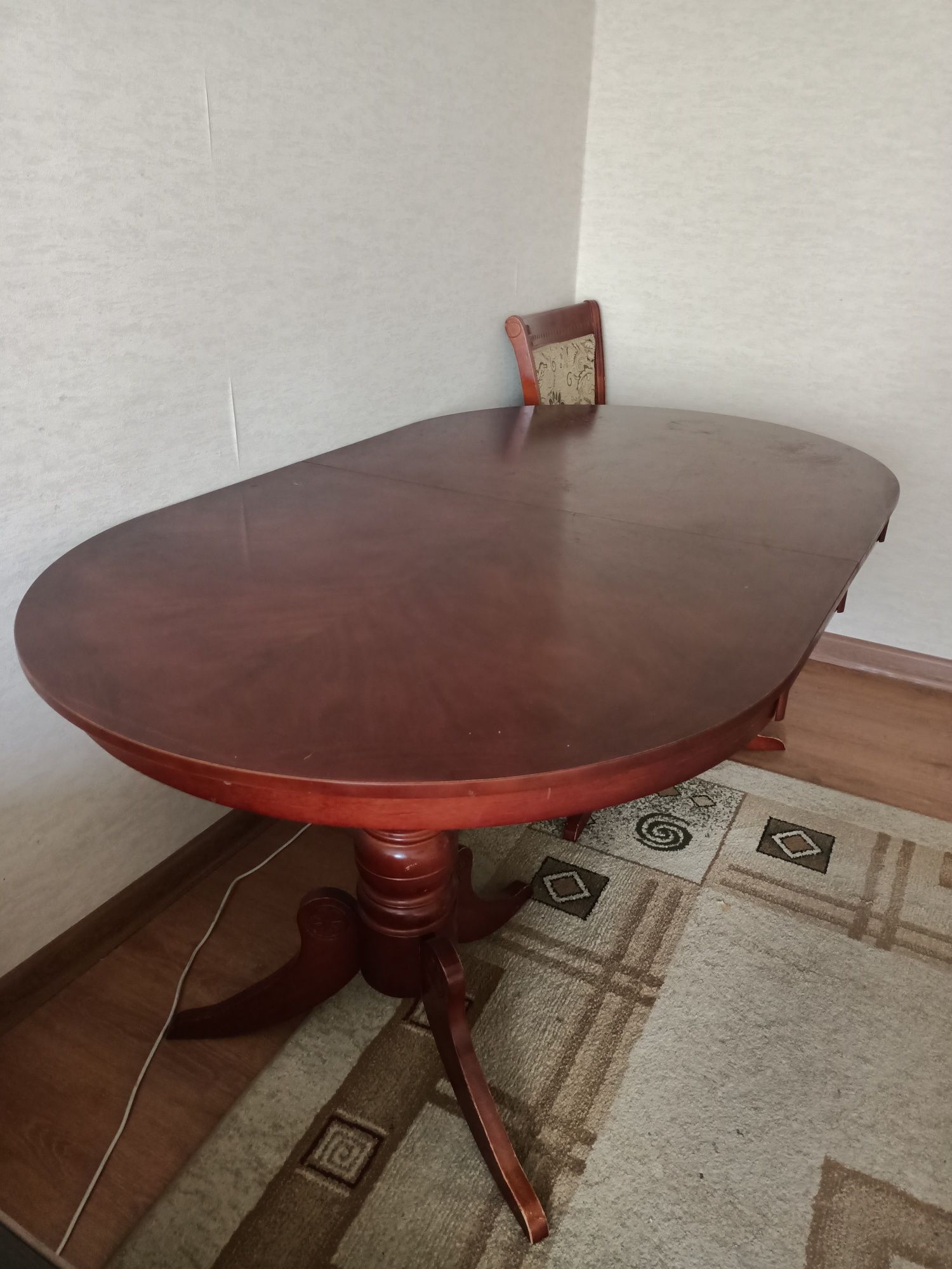 Продам стол для гостиной