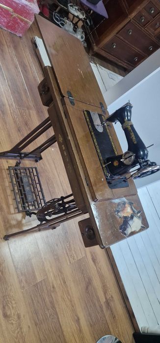 Машинка швейная со столом