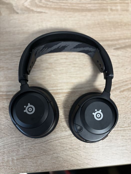 Vand doua perechi de casti, una razer si una steelseries