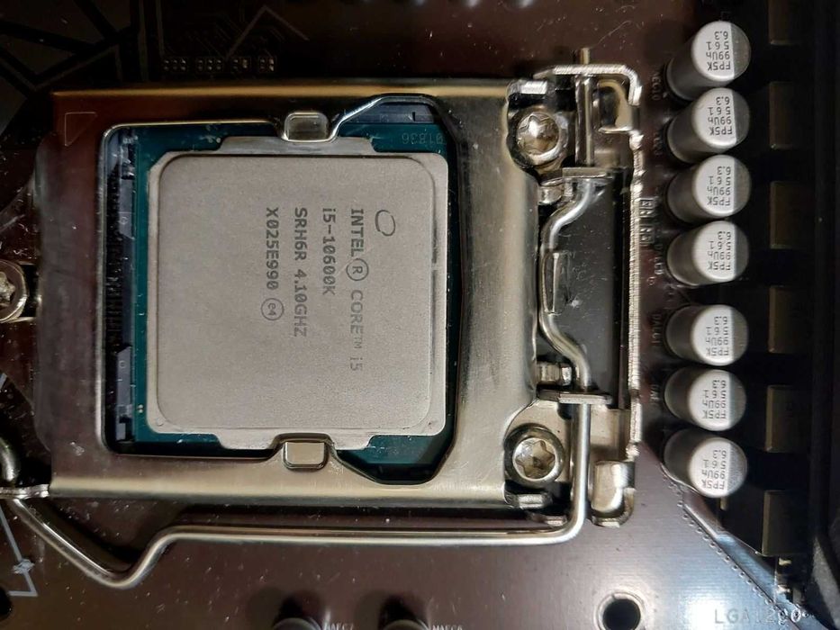 i5 10600K + Gigabyte Z490 Gaming X AX Wi-Fi + 32GB Crucial 2400mhz