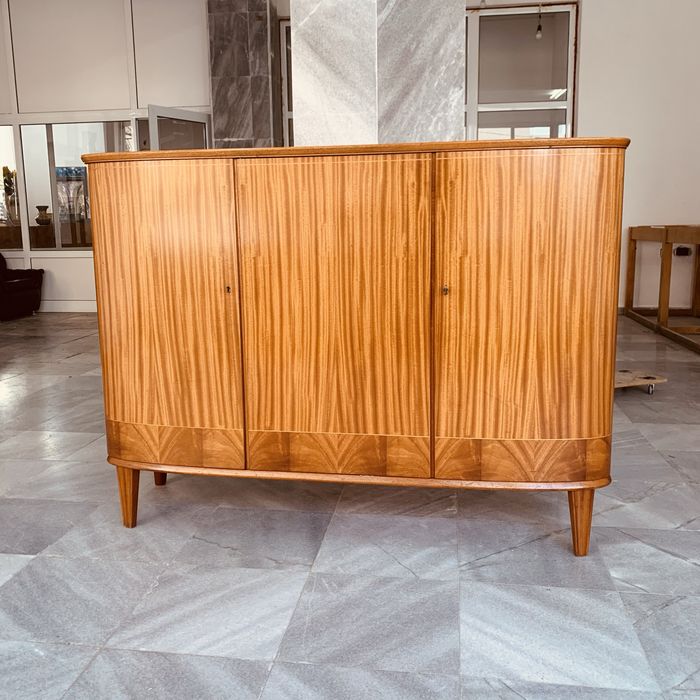 Ретро шкаф с елегантна фурнирована повърхност