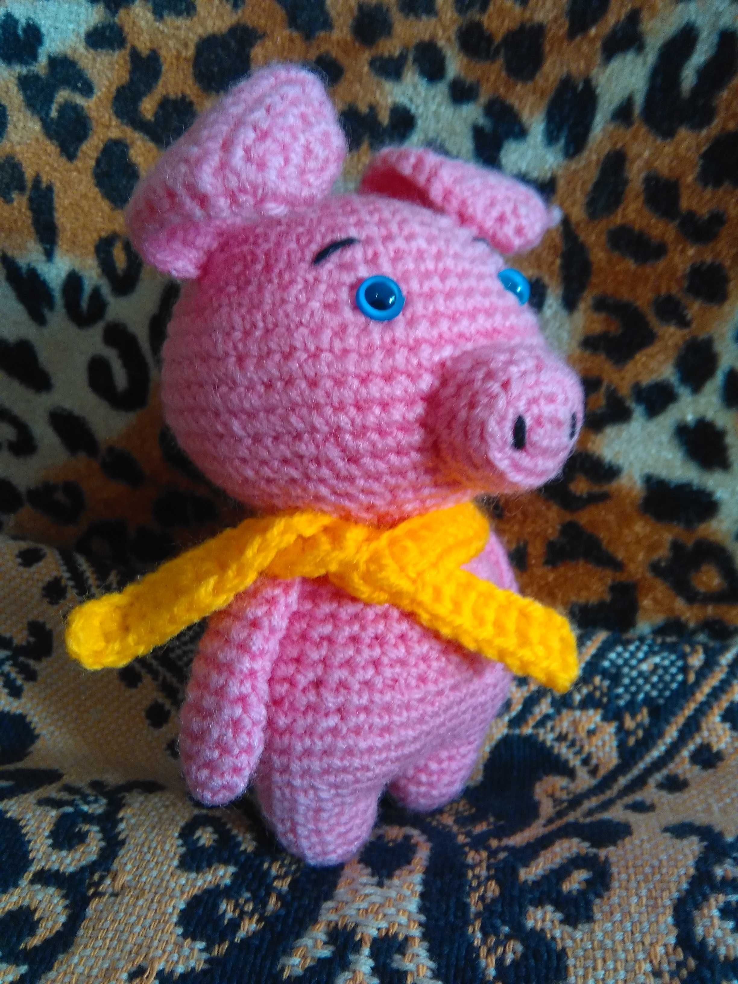 Ръчно плетена играчка прасенце.