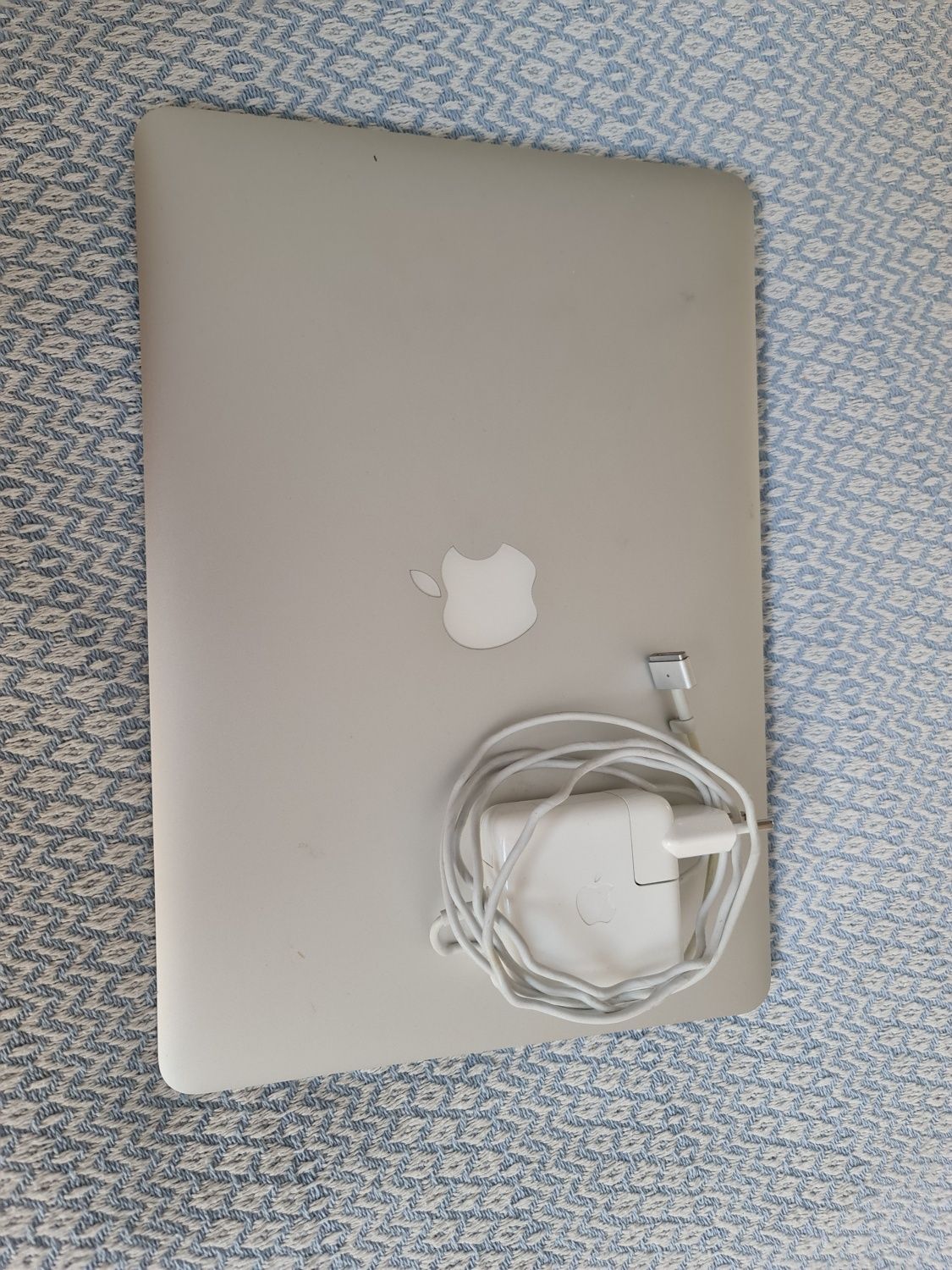 Ноутбук  Apple  в хорошем состоянии.