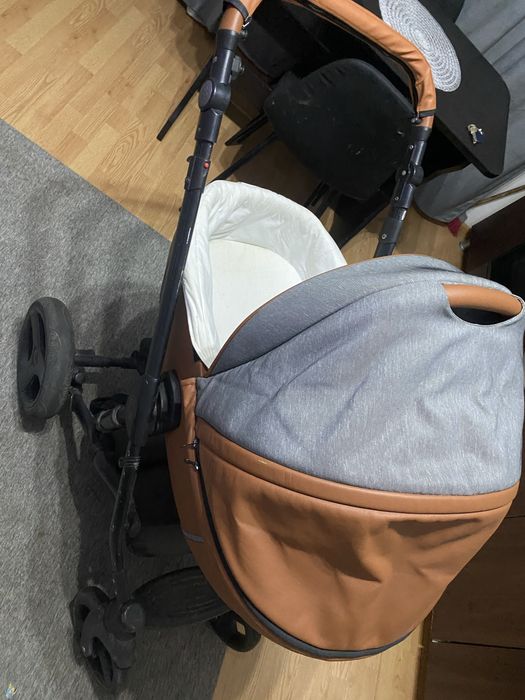 Vând uregent cărucior pentru bebeluși