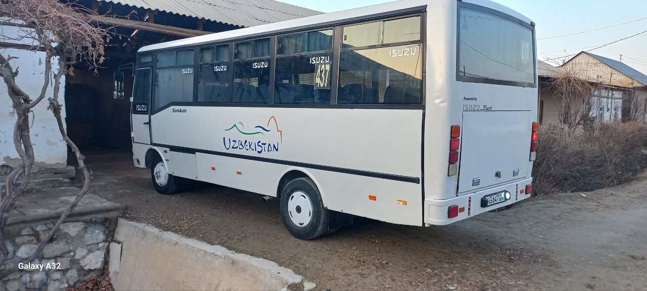 Isuzu avtobus sotiladi 2012 yil
