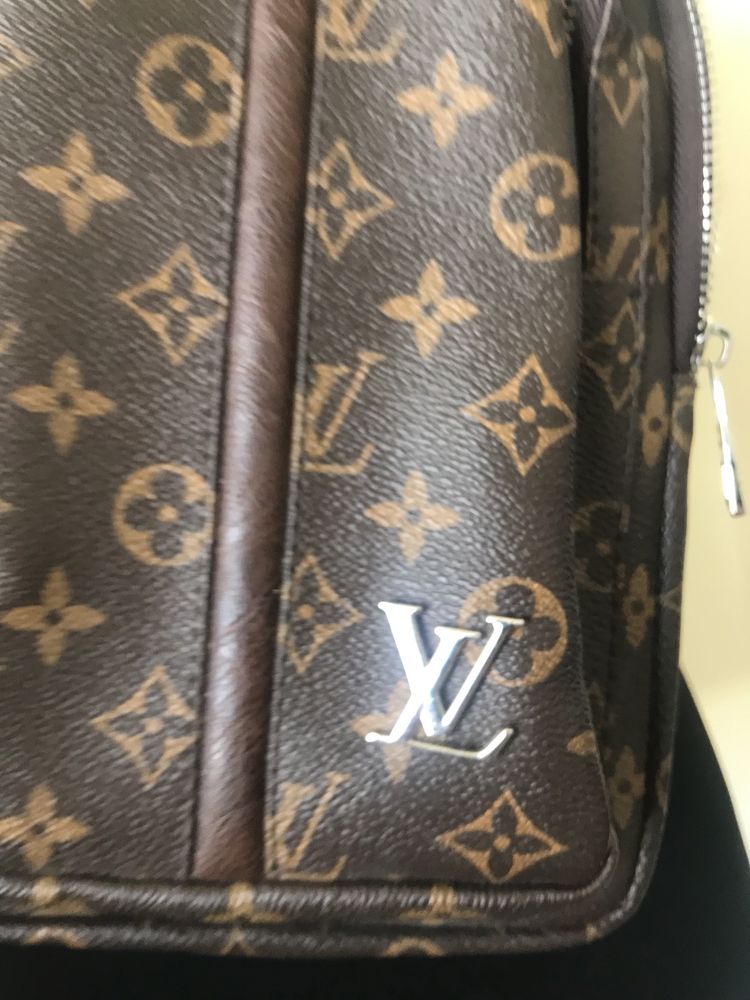 Geanta de umar Louis Vuitton , impecabila