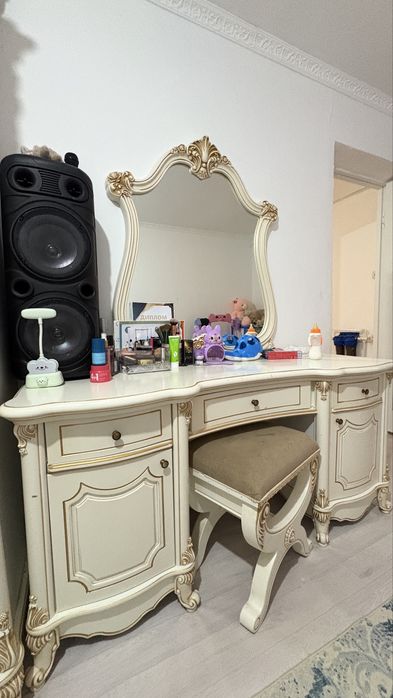 Комод с зеркалом