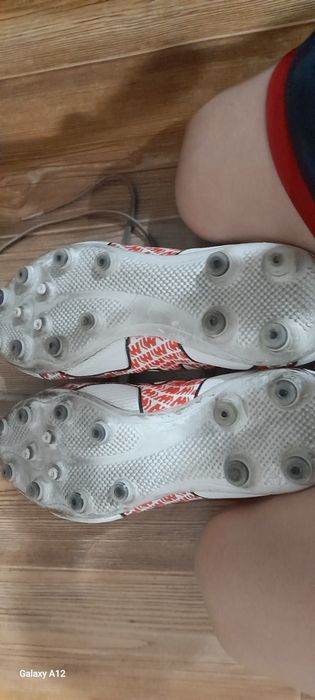 Продам футбольные бутсы