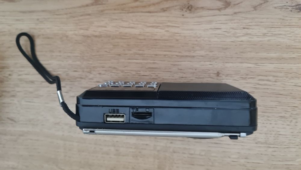 Джобно радио с фенерче и карта памет