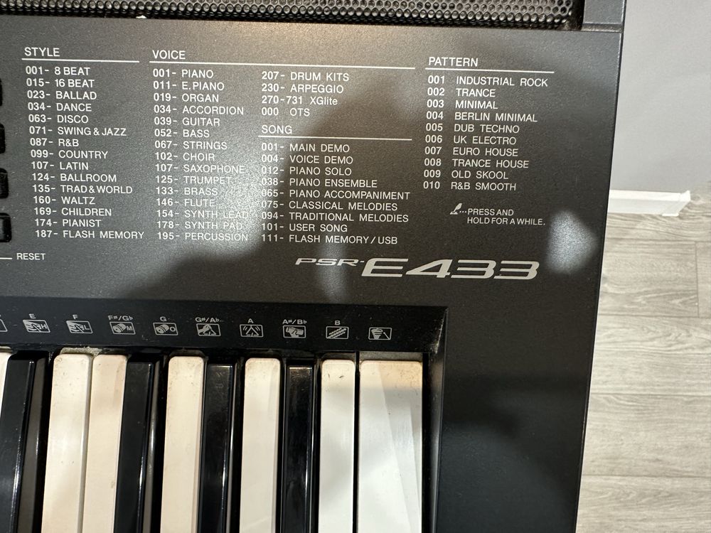 Синтезатор Yamaha PSR-E433