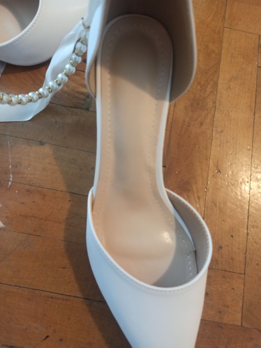 Pantofi albi de mireasa