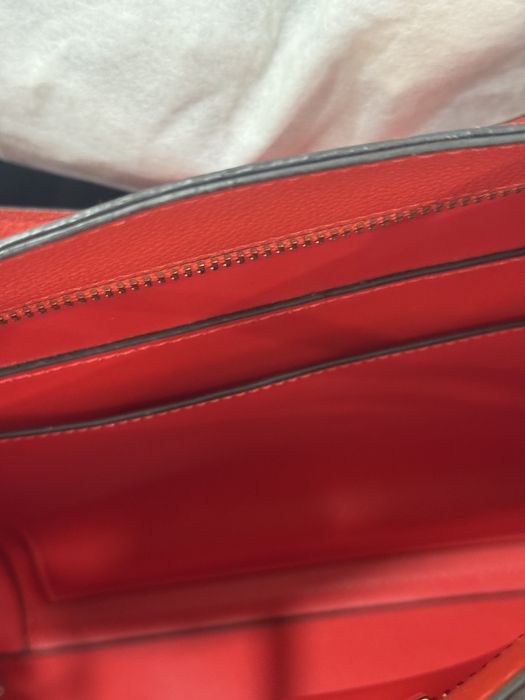 HUGO и Guess чанти