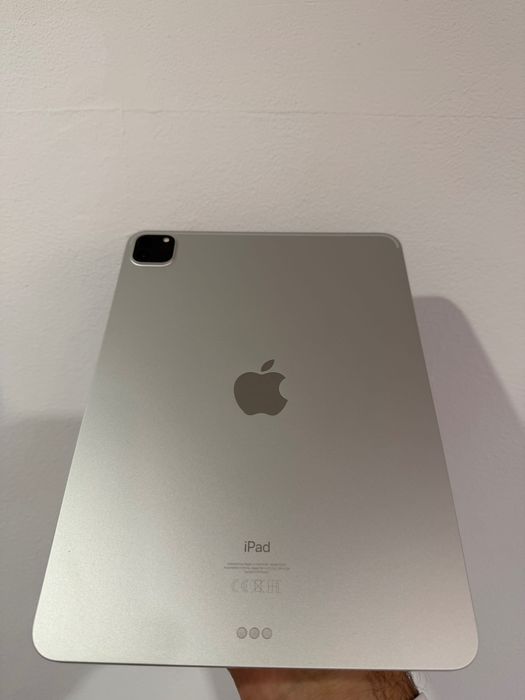 iPad Pro 11 M1 128GB Silver cu Magic Keyboard