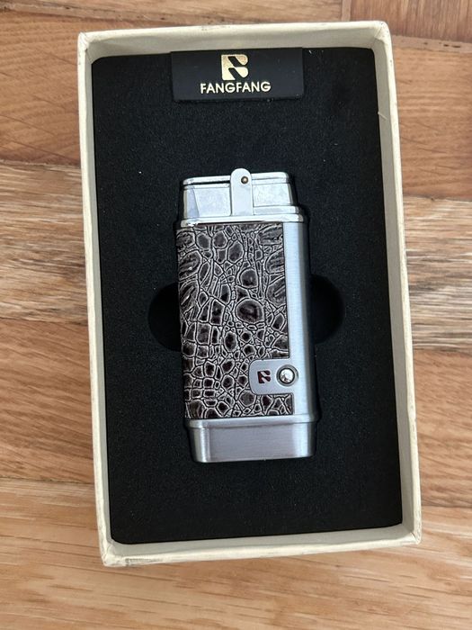 Vând lanterna sub forma de bricheta FANGFANG,stare perfecta.