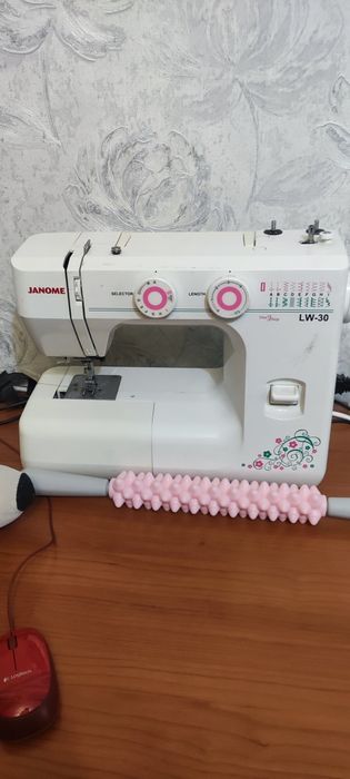Продам швейную машинку Janome