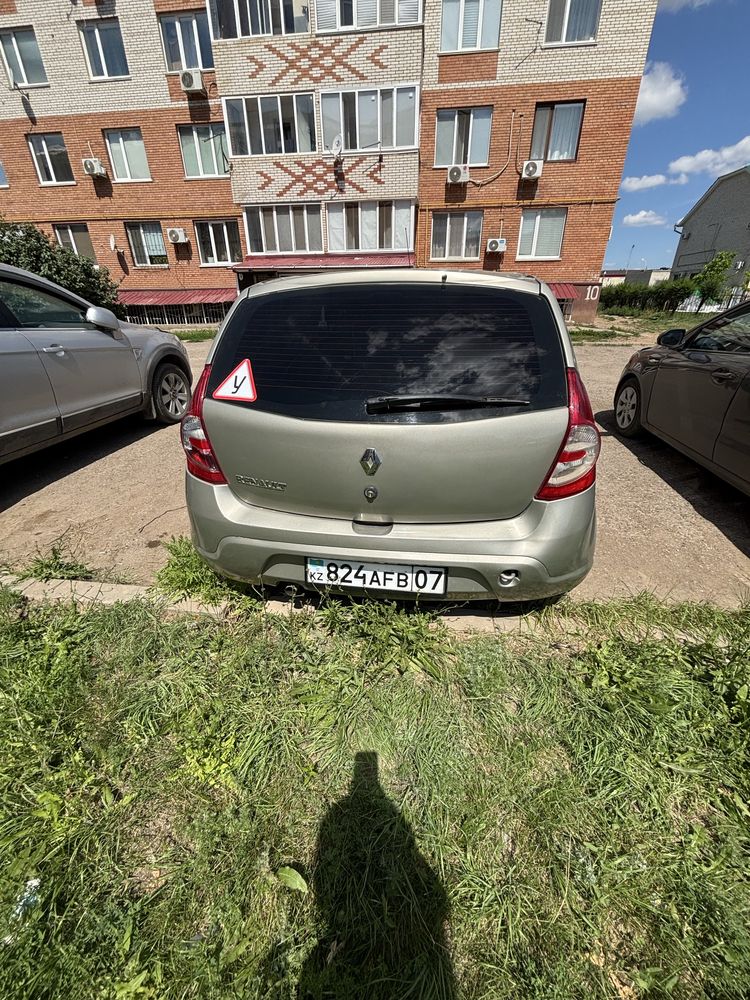 рено сандеро авто