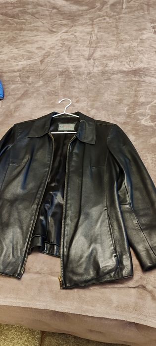 Haina de piele in stare buna