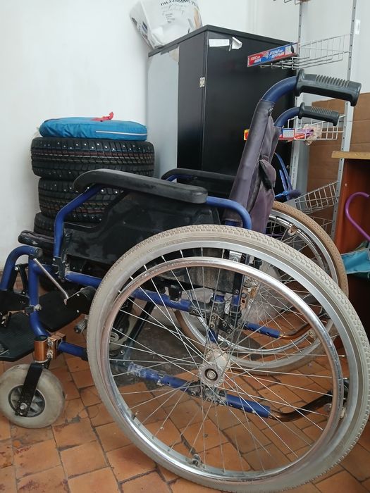 Инвалидная коляска. Прочная, проста в использование