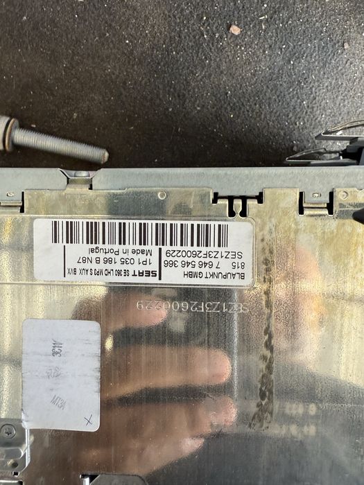 Продавам ориг радио Cd Mp3 VW Seat leon 1P1035186B касетофон медия