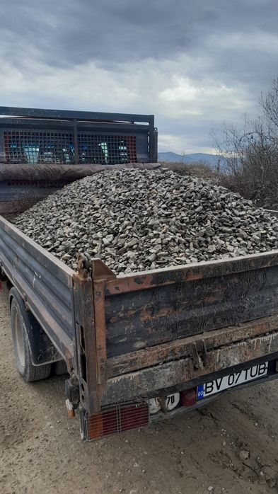 Mărgăritar nisip pământ piatră etc.