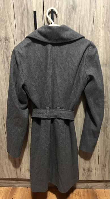 Сиво палто на Guess