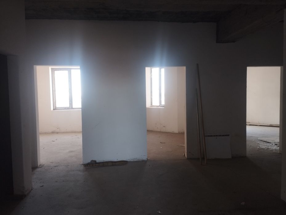 Квартира, евротамир хоналар булинган топлий пол утказилган