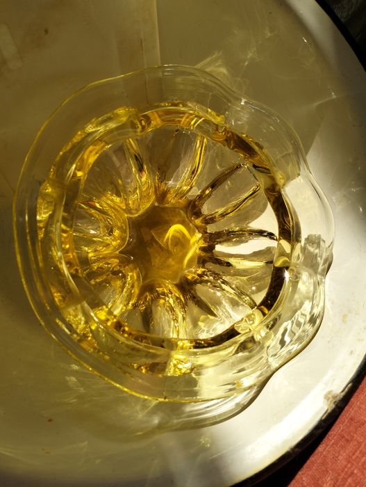 Вазочка! Тяжёлая небольшая стеклянная жёлтая!