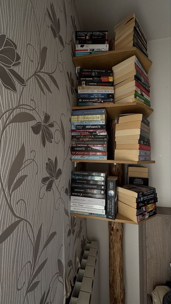 Етажерка за книги с естествена трупа