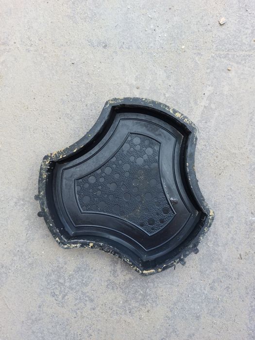 2000 de matrite pavaj si borduri sh din polipropilena in stare f buna