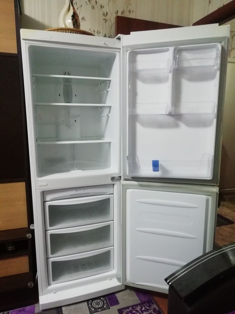 Продам холодильник LG.