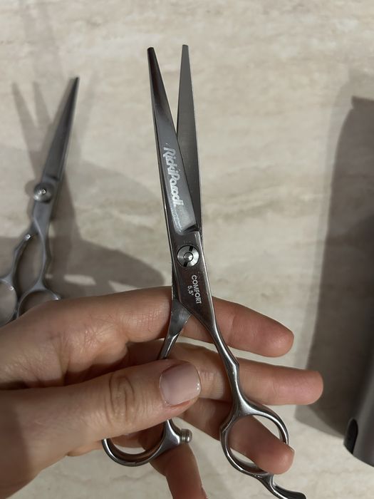 Две професионални фризьорски ножици и една машинка за подстригване