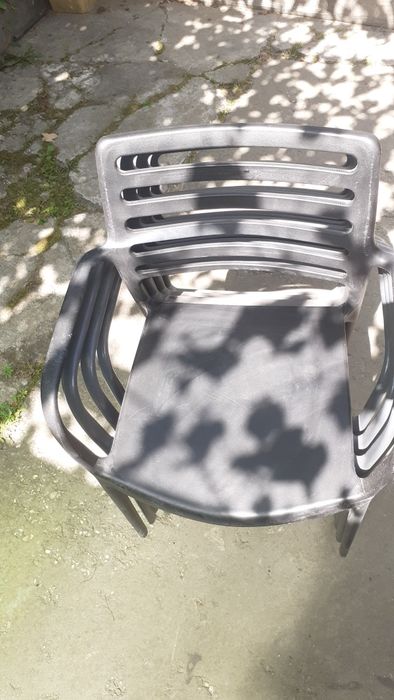 Vând 4 scaune plastic