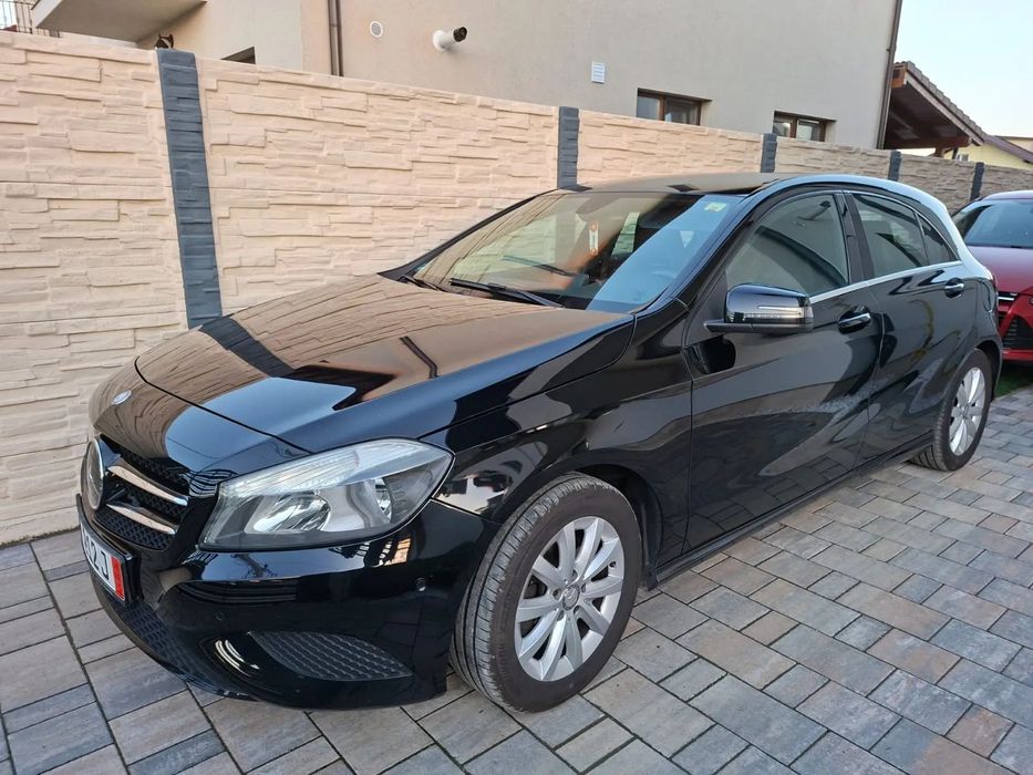 Mercedes-Benz A 180 Top, carte service Reprezentanta Mercedes.