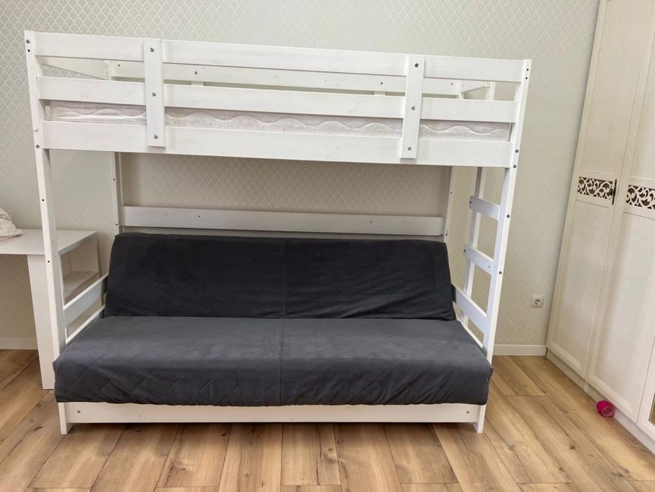 Продам двух этажную кровать детская