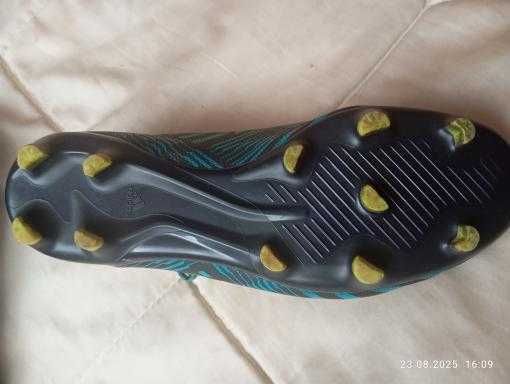 Adidasi de fotball nemesis
