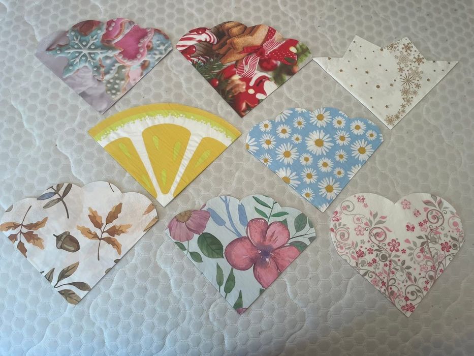 Колекция от 100 бр. кръгли и с различни форми салфетки.