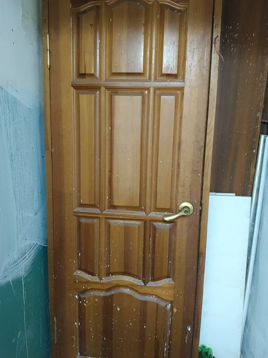 Продам деревянную дверь