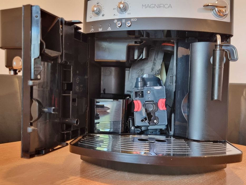 Aparat de facut cafea, espressor DeLonghi esam 3000 ca nou
