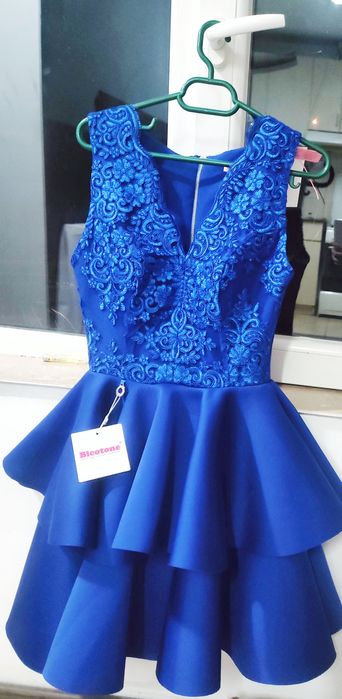 Rochie de ocazie scurta, cu dantela albastra si volane suprapuse