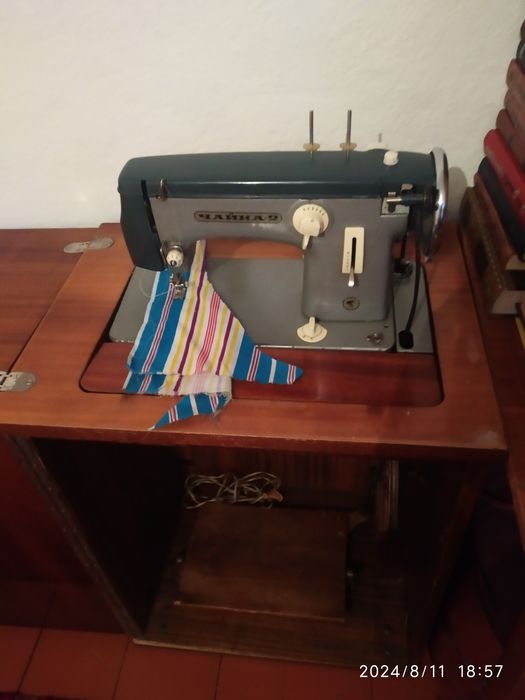 Швейная машина советского производства состояние отличное со столом.шш