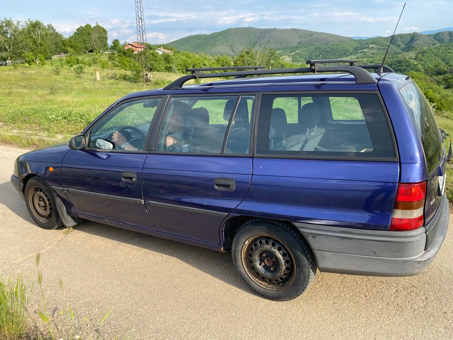 Опел Астра комби 1.4 бензин. Здрава и икономична